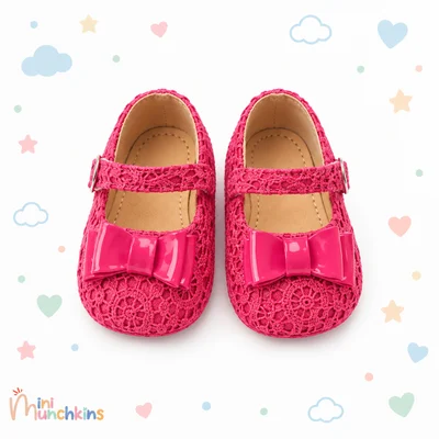 Zapatos rosas con moño · fotografía del catálogo de Mini Munchkins